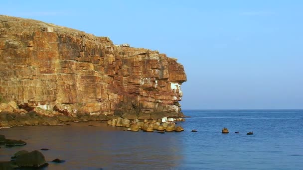 シースケープ 穏やかな海 日没の照明を背景にスネーク島の岩の岬 ウクライナ — ストック動画