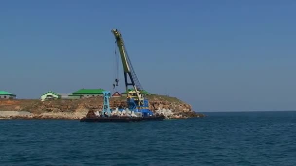 摄像机缓慢地沿着蛇岛海岸移动 旁边有一个浮动起重机 乌克兰 — 图库视频影像