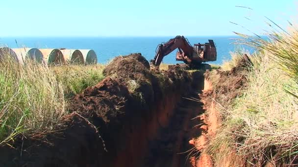 建造能源基础设施 一条铺设电缆的壕沟 一台在大海背景下挖掘的挖掘机 乌克兰黑海蛇岛 — 图库视频影像