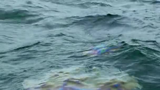 海の油汚染 海の深さから出てくる嵐の海の表面上に油のスライスのシリーズ 難破船 パイプライン ウクライナ — ストック動画