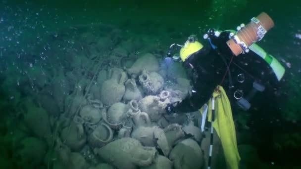 Arqueologia Subaquática Mergulhador Explorador Com Suprimento Etiquetas Outras Parafernália Científica — Vídeo de Stock