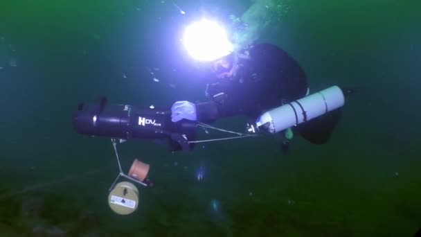 Arqueología Submarina Buceador Con Scooter Submarino Nada Lentamente Sobre Una — Vídeo de stock