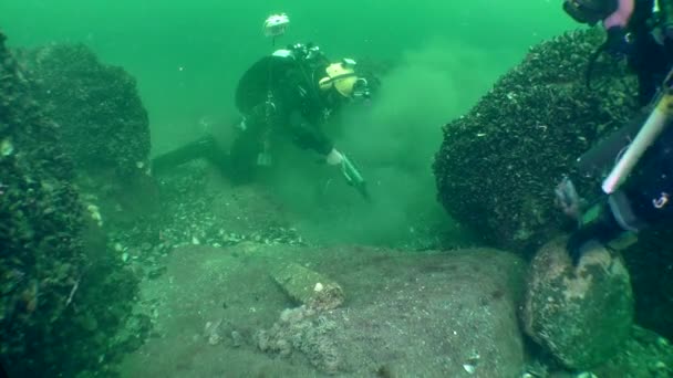 Sualtı Arkeolojisi Metal Dedektörlü Dalgıçlar Kayaların Arasındaki Deniz Tabanını Araştırıyorlar — Stok video
