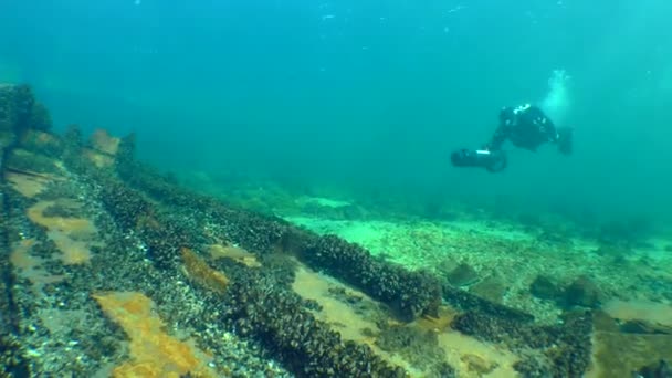 Taucher Mit Unterwasser Roller Schwimmt Über Die Rostigen Wrackteile Und — Stockvideo