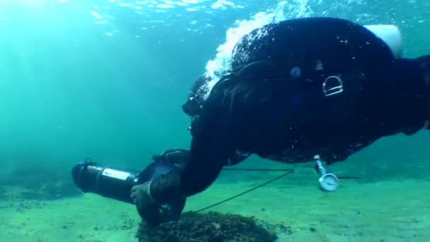 Водолаз Підводним Скутером Робить Поворот Перед Камерою Задньому Сонячному Світлі — стокове відео