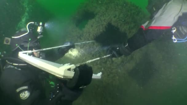 Подводное Культурное Наследие Водолазы Прикрепляют Табличку Безопасности Затонувшему Кораблю — стоковое видео