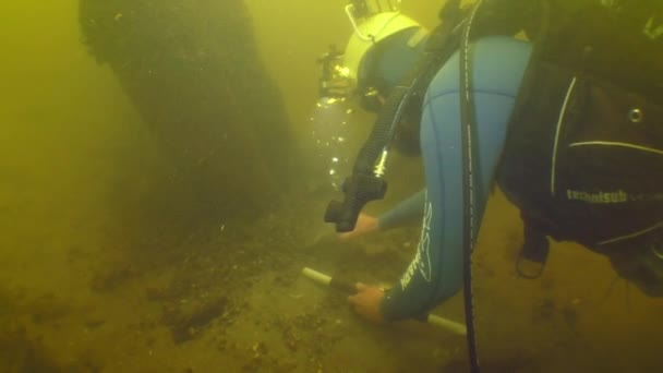 Podvodní Archeologický Výzkum Potápěč Zkoumá Příď Dřevěné Lodi Století Ležící — Stock video