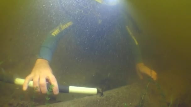 Підводні Археологічні Дослідження Водолаз Знайшов Металеву Плиту Дерев Яному Кораблі — стокове відео