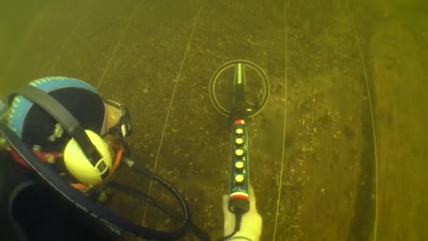 水中考古学研究 金属探知機を備えた科学者ダイバーが最下部の研究サイトにマークに沿って泳ぎ 金属物体の存在のための土壌をテストし トップビュー — ストック動画