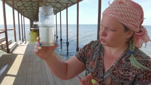Egy Fiatal Női Kutató Planktonmintákat Vizsgál Kakhovszkaja Vízerőműben Történt Baleset — Stock videók