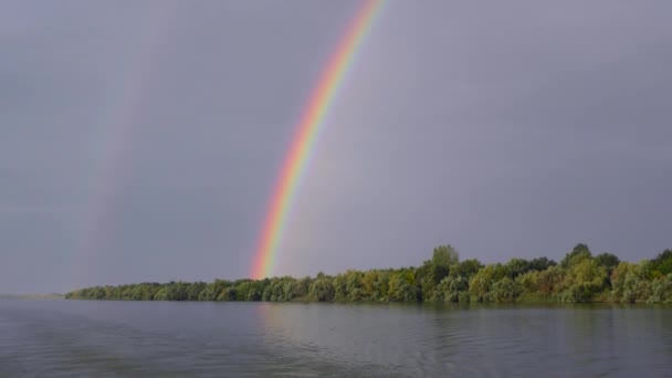 Arco Iris Brillante Visible Cielo Sobre Río Danubio — Vídeos de Stock