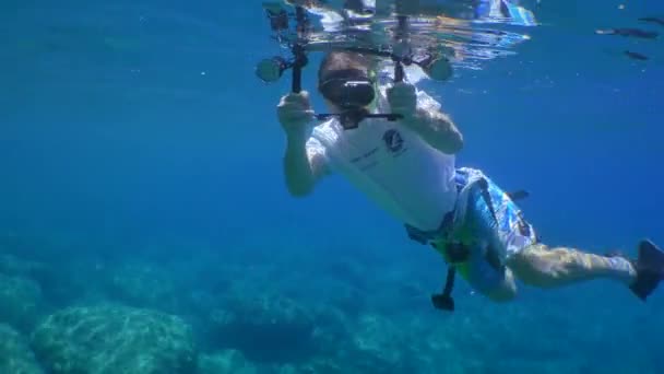 Libertador Com Uma Câmera Ação Está Filmando Perto Superfície Água — Vídeo de Stock