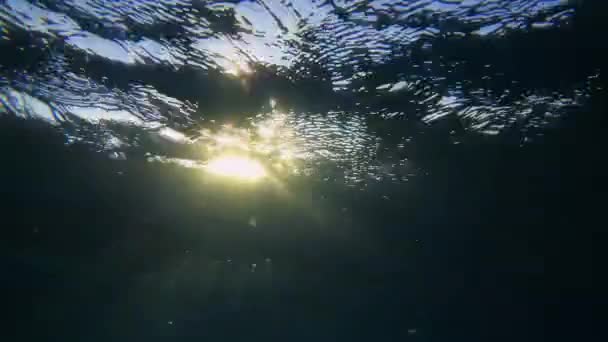 Sun Rays Pierce Rippling Surface Sea Form Bright Light Beams — Vídeo de stock