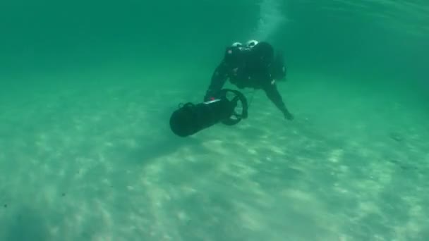 Potápěč Podmořským Skútrem Plave Přes Písčité Dno Mělké Vodě Pak — Stock video