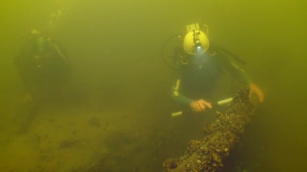 Pesquisa Arqueológica Subaquática Mergulhador Examina Lado Navio Madeira Século Xviii — Vídeo de Stock