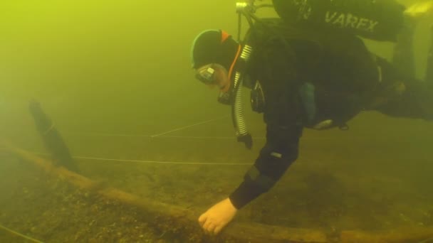 Dnepr River Ukraine June 2018 水中考古学研究 科学者のダイバーは 底にマークされた研究サイトに沿って金属探査で泳ぎます — ストック動画