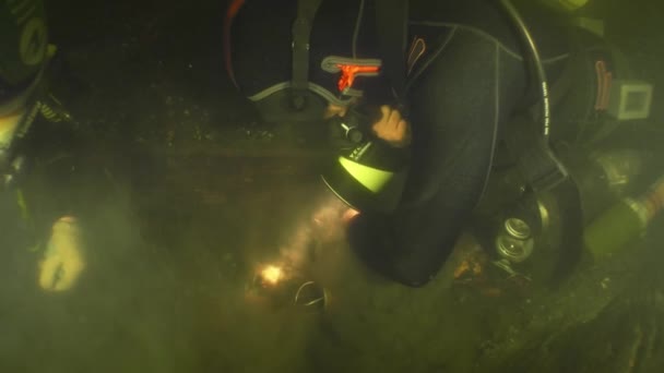 水中考古学的研究 研究者ダイバーは穏やかに彼の手で土壌を浸食し 油圧ポンプの吸引パイプにそれに向け カメラはゆっくりと離れて移動します — ストック動画