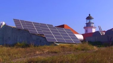 Yılan Adası fenerine güç veren güneş panelleri. Karadeniz, Ukrayna.