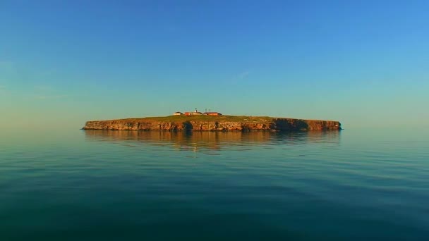 Isla Serpiente Sobre Telón Fondo Mar Tranquilo Iluminación Del Atardecer — Vídeo de stock