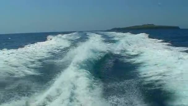 Una Nave Alta Velocidad Está Alejando Isla Snake Estela Nave — Vídeos de Stock