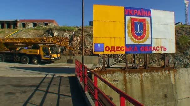Začátku Mola Hadího Ostrova Štít Nápisem Ukrajina Oblast Oděsy Černé — Stock video