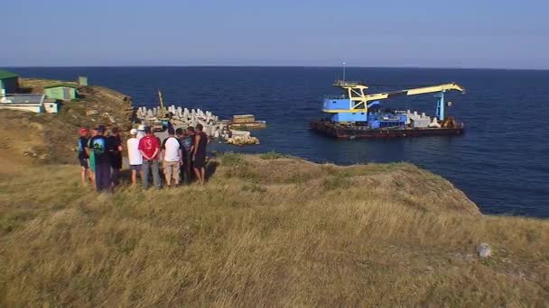 Grupp Turister Mot Bakgrund Havet Och Byggandet Betongpir Ormön Svarta — Stockvideo