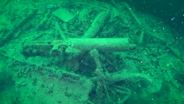 スネーク島でのダイビング 海底にマシンガンマキシム 第1次世界大戦の難破船 ウクライナ — ストック動画
