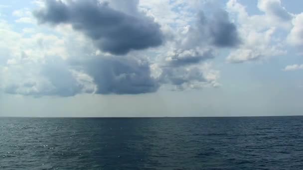 Wybrzeże Otwarte Morze Spokojna Powierzchnia Wody Chmury Niebie — Wideo stockowe