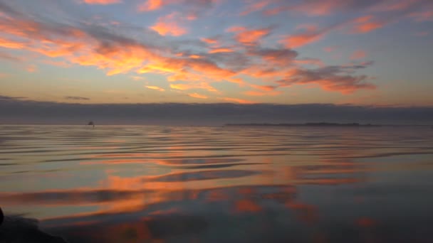 Das Schiff Das Sich Der Morgendämmerung Sonnenuntergang Entlang Des Flusses — Stockvideo