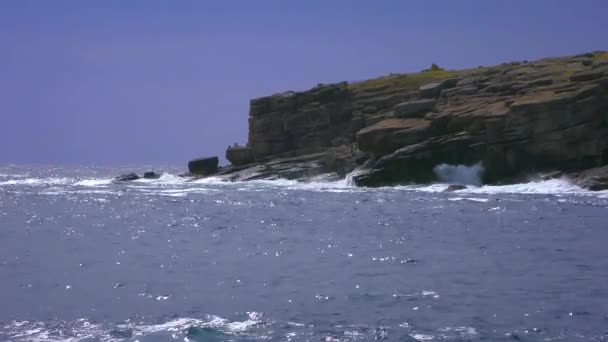 Las Olas Tormenta Chocan Contra Costa Rocosa Isla Zmeinyi Mar — Vídeo de stock
