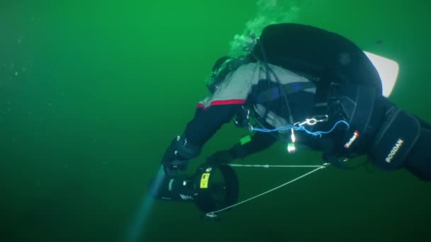 Technical diver with an underwater scooter. — Stock video