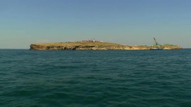Düşman saldırmadan önce el değmemiş deniz feneri ve binalarla Yılan Adası manzarası. Karadeniz, Ukrayna.