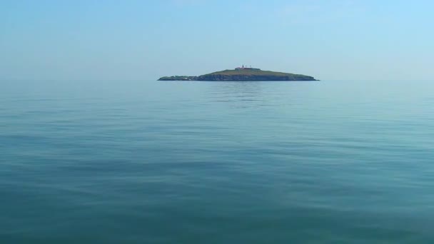 Kamera Pomalu Blíží Hadímu Ostrovu Klidné Moře Přibližuje Obloze Horizont — Stock video
