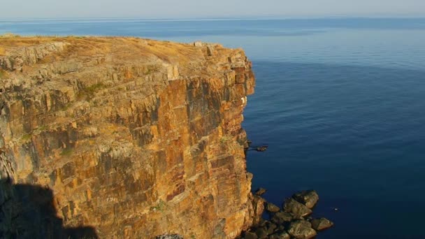 Seascape Den Steniga Udden Orm Island Ljuset Den Nedgående Solen — Stockvideo
