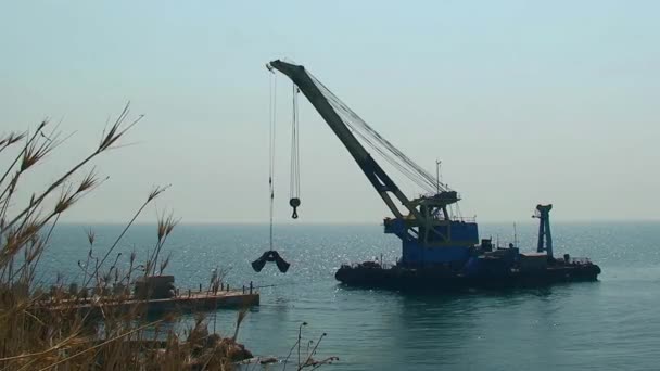 浮式起重机在建造新防波堤方面的工作 乌克兰黑海蛇岛 — 图库视频影像