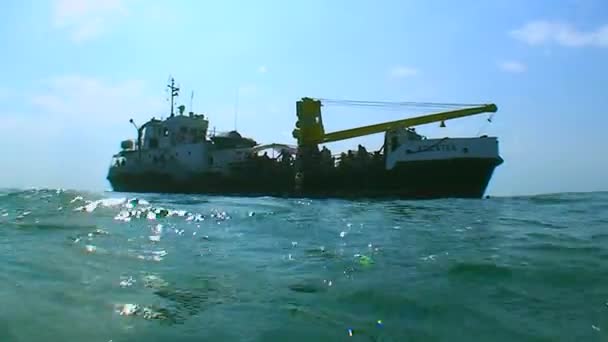 Snake Island Ukraine Aug 2008 Tourism Snake Island 相机显示了海面上的船 然后沉入水中 — 图库视频影像
