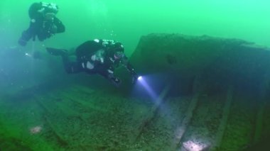 Yılan Adası, UKRAINE - 19 AUG 2016: Batık bir geminin enkazında dalgıçlar yüzüyor.