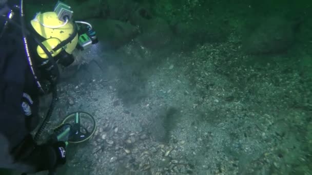 Mergulhador Com Detector Metais Examina Fundo Mar Perto Conjunto Ânforas — Vídeo de Stock