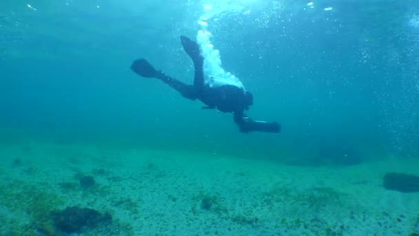 Mergulhador Com Uma Scooter Subaquática Faz Curvas Sobre Fundo Arenoso — Vídeo de Stock