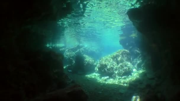 摄像机通过水下隧道移动到出口 太阳光穿透岩石上方的水的厚度 — 图库视频影像