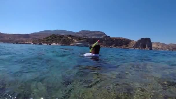 Freediver Denize Bakıyor Uzak Kayalık Sahili Inceliyor — Stok video