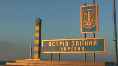 Yılan Adası, Kara Deniz, UKRAINE - 28 AUG 2008: Batan güneş ışınlarında Yılan Adası 'nın sınır noktası ve anıtı. Karadeniz, Ukrayna.