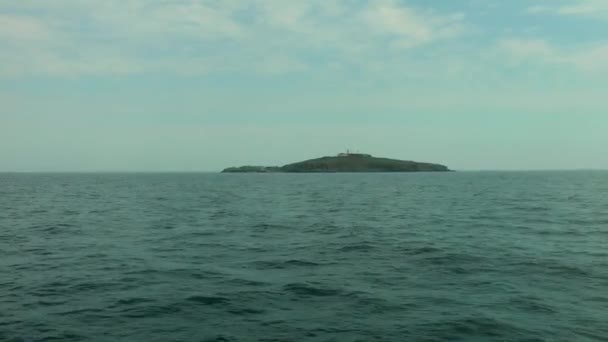 Pomalý Přístup Hadímu Ostrovu Obzoru Zataženého Počasí Černé Moře Ukrajina — Stock video