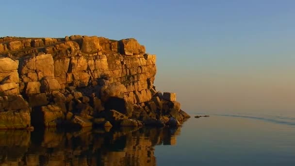 カメラはゆっくりとスネーク島の岬を回り 日没の光 穏やかな水の中の岩の反射を回ります ウクライナ — ストック動画
