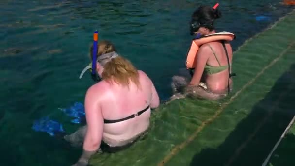 Rhodes Greece Aug 2019 シュノーケリング 2人の女の子がダイビング前に浮遊プラットフォームの端にグループを待っています — ストック動画