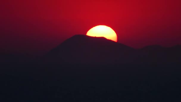Sol Põe Sobre Uma Montanha Distante Lapso Tempo — Vídeo de Stock