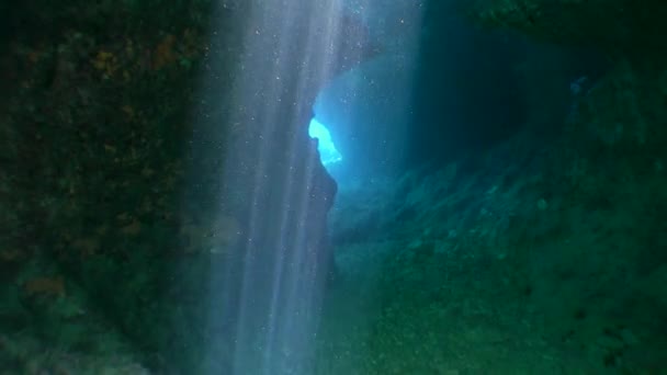 Камера Рухається Через Завісу Сонячного Світла Підводний Кам Яний Тунель — стокове відео