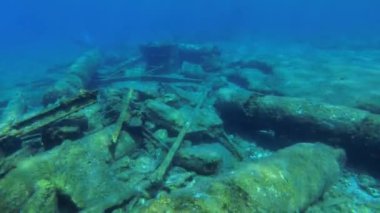 Kirlilik her zaman böyledir: Akdeniz 'deki kırık bir iskele çöp olarak kabul edilir ve 2000 yıl önce düşen antik taş gülle tarihi bir anıt olarak kabul edilir..