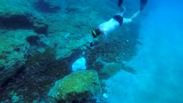 Загрязнение Моря Фридайвер Фотографирует Пластиковый Мусор Дне Моря — стоковое видео