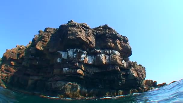 Kamera Pomalu Potápí Pod Vodou Vedle Skalnatého Pobřeží Hadího Ostrova — Stock video